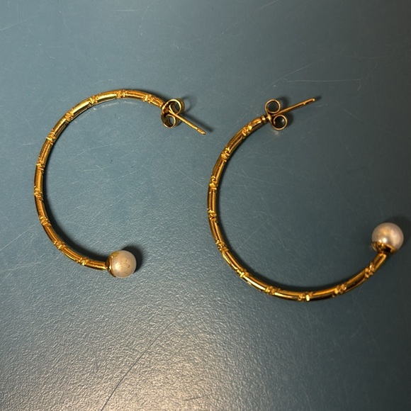 Vintage Elegant Gold Hoop Earrings with Pearl Accents - Picture 4 of 12